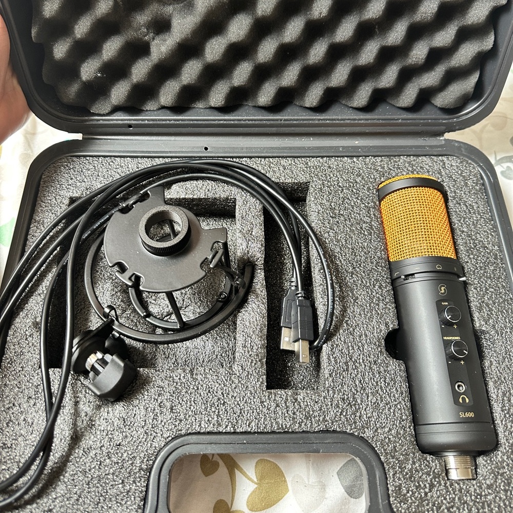 SL600 CONDENSER USB MICROPHONE WITH LIVE MONITORING